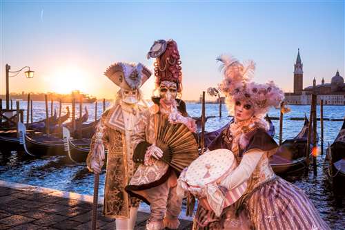 Il Carnevale fa il pieno di turisti: come viaggiare in sicurezza