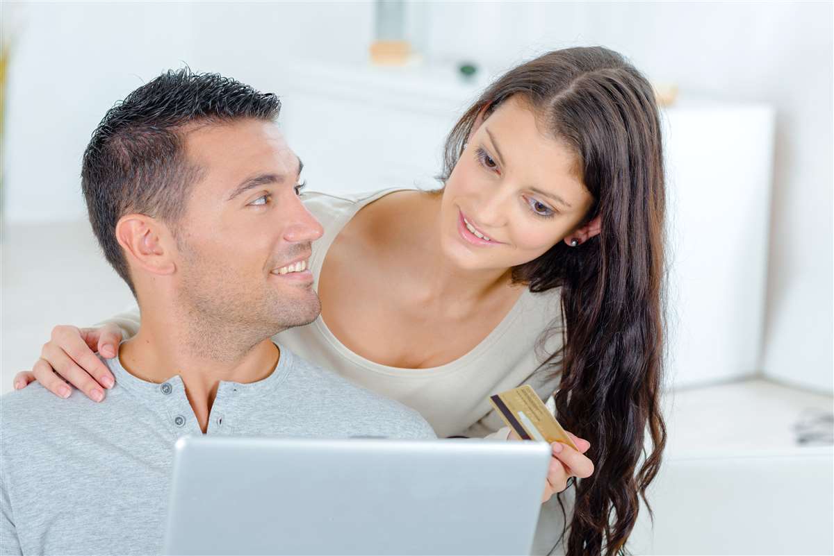 giovane coppia fa acquisti online con carta di credito