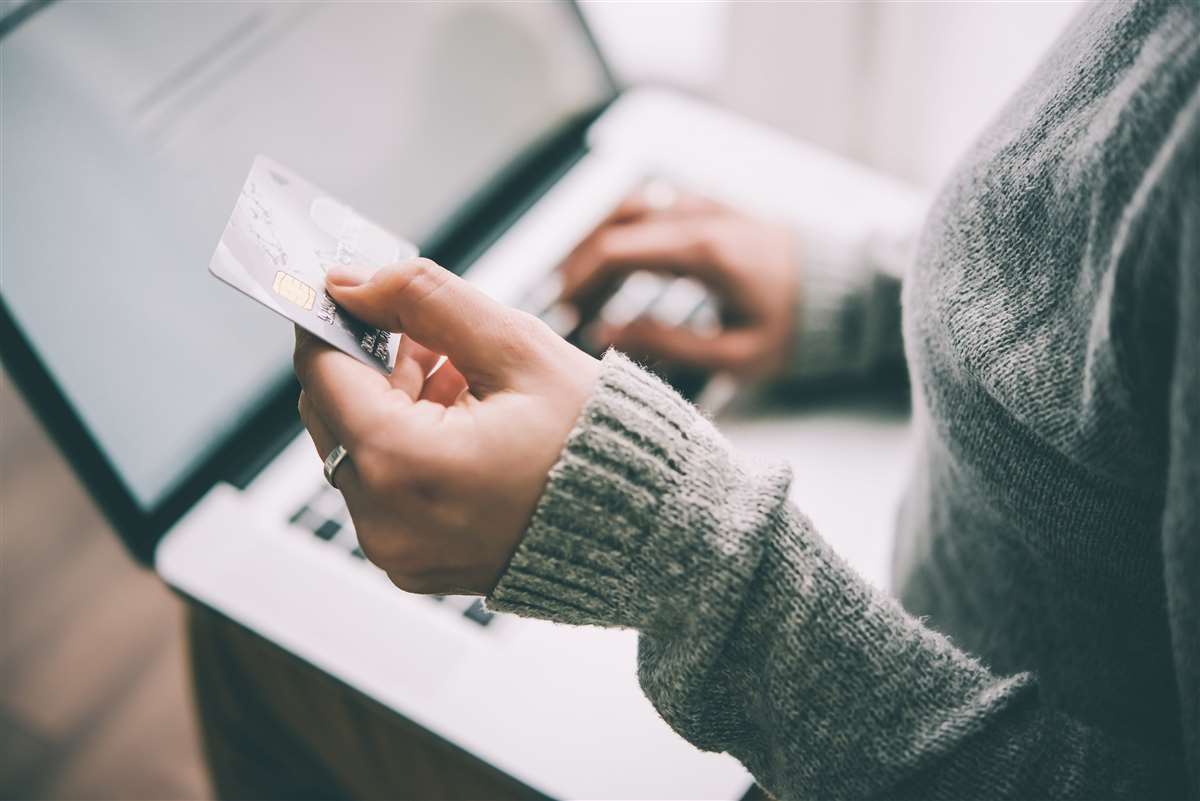 donna fa acquisti online con carta di credito