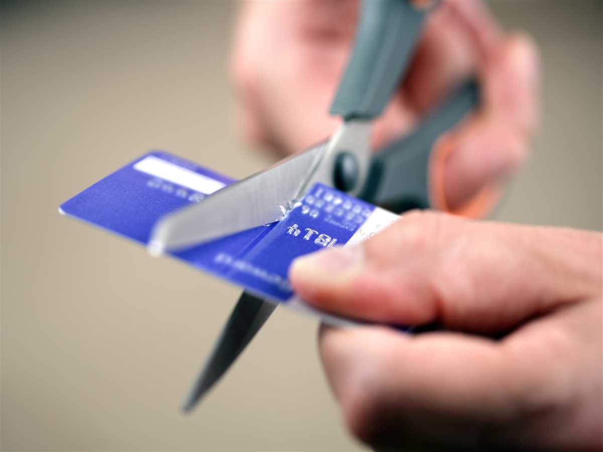 carta di credito distrutta con le forbici