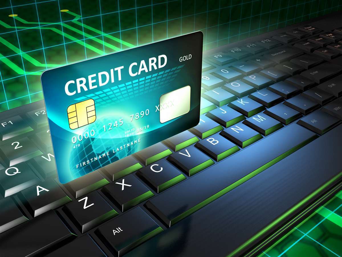 carta di credito sui tasti di un computer