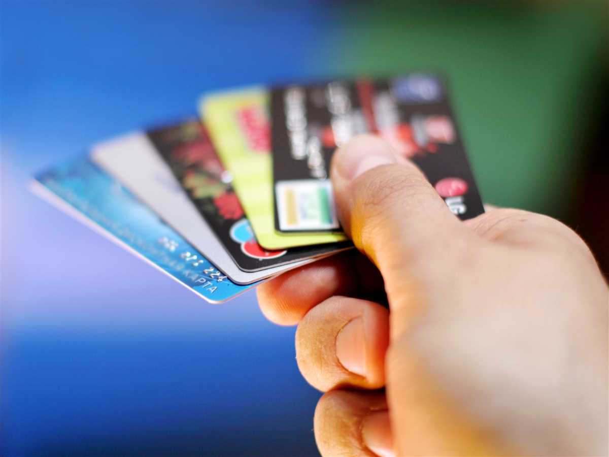 mano che mostra tanta carte di credito