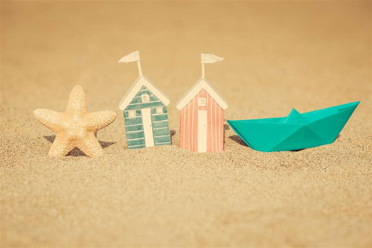 casa giocattolo sulla spiaggia di sabbia