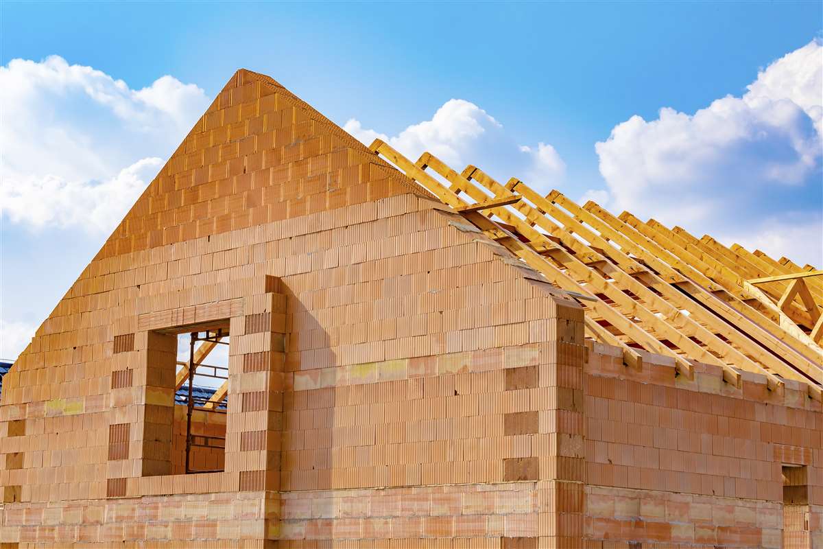 casa in costruzione con mattoni e travi di legno