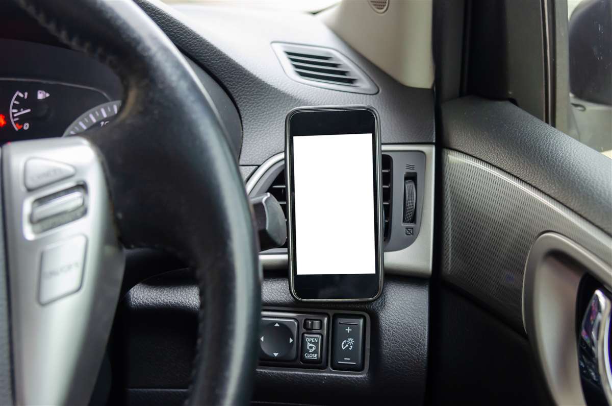 sanzioni per cellulare alla guida cellulare su apposito supporto in auto