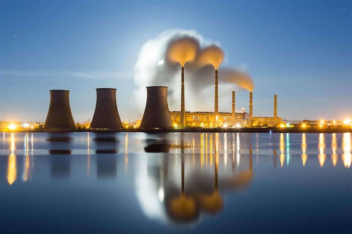 skyline notturno di una centrale nucleare