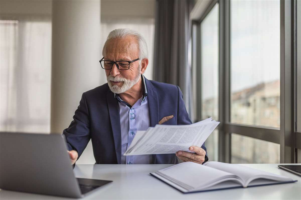 lavoratore senior che pianifica il suo futuro finanziario