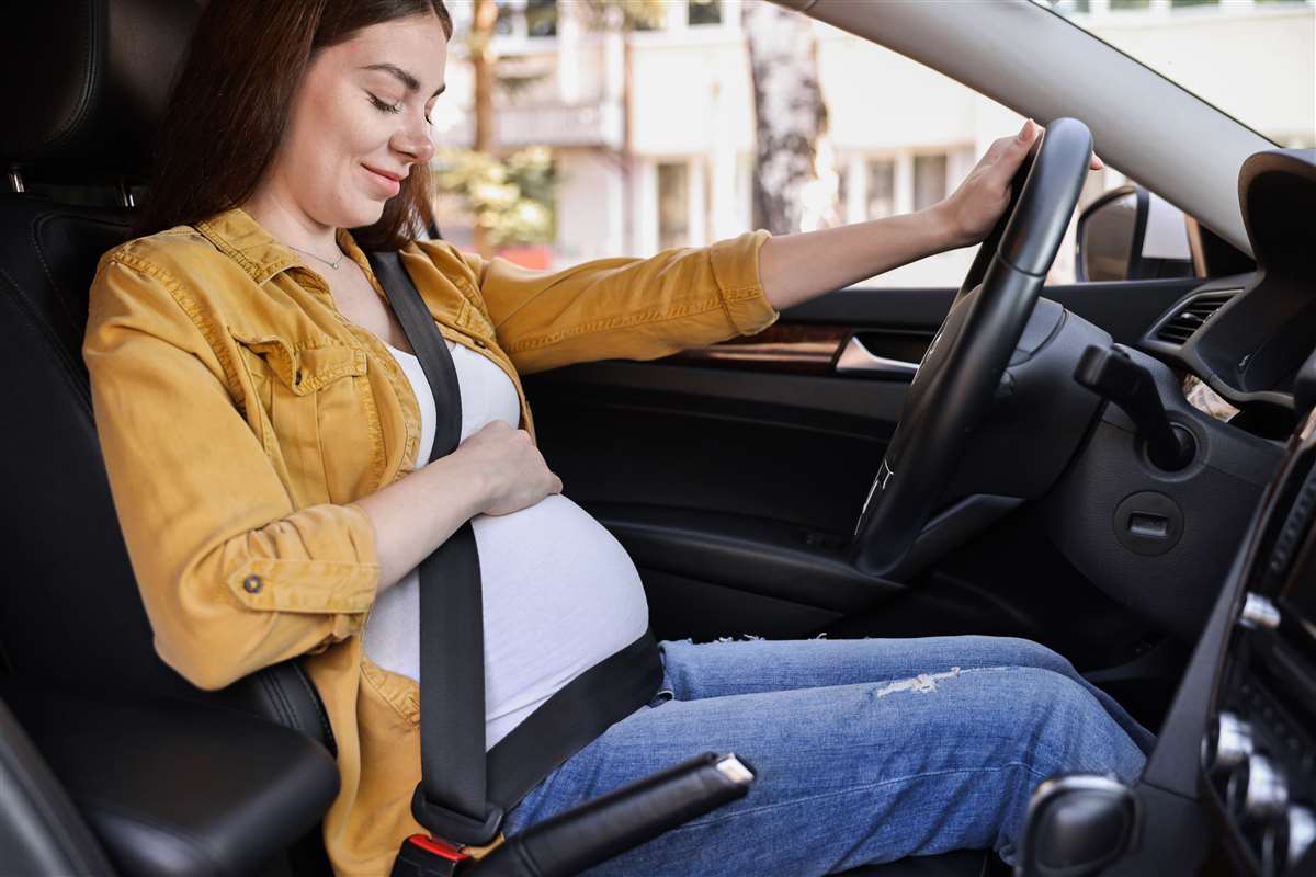 cintura di sicurezza in gravidanza donna incinta con la cintura di sicurezza dentro ad un auto