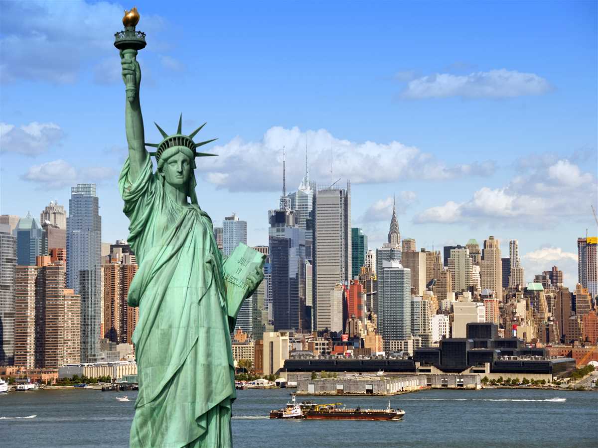 New York, la statua della Libertà in primo piano e lo skyline della città