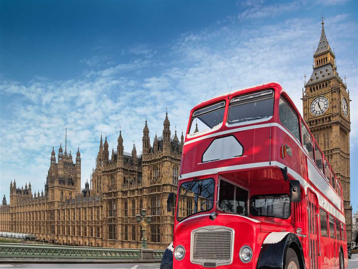 bus londinese a due piani rosso davanti al big beng