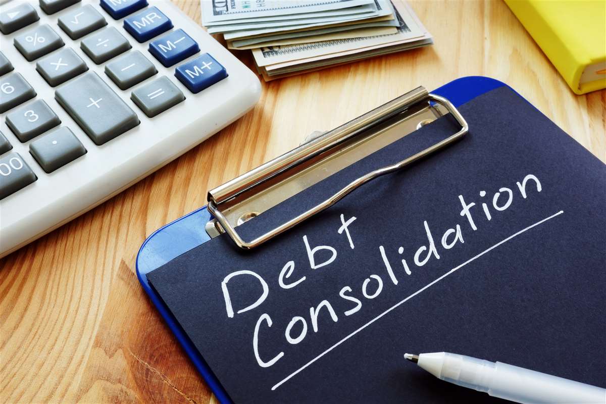 cartellina con scritta consolidamento debiti