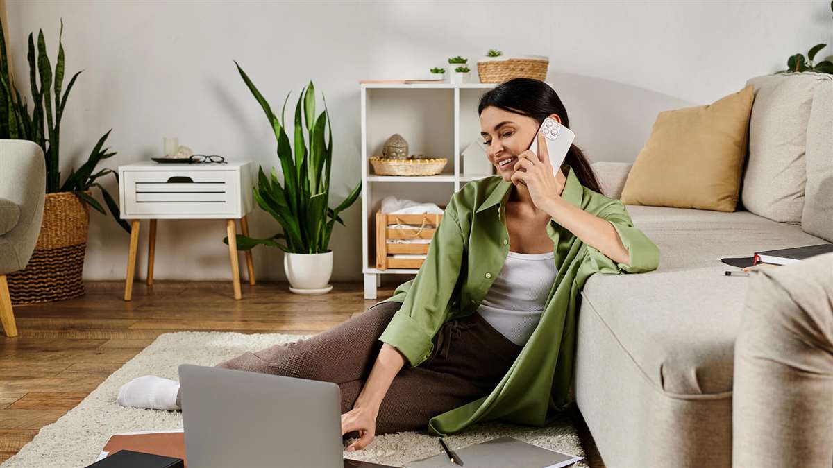 operatore di assistenza clienti parla da dentro un cellulare per aiutare una donna e un uomo al pc