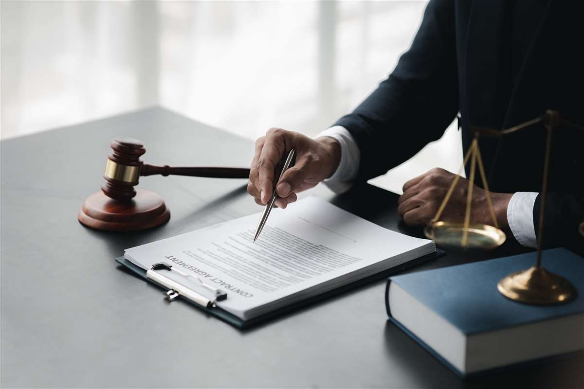 aggiornamento polizze fwu avvocato presta consulenza ai clienti per un contenzioso