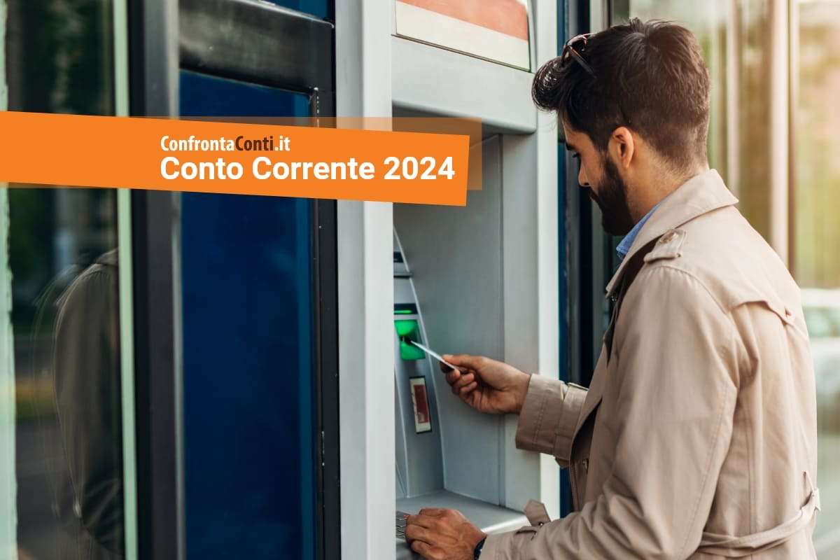 un uomo preleva dei soldi tramite carta a un ATM