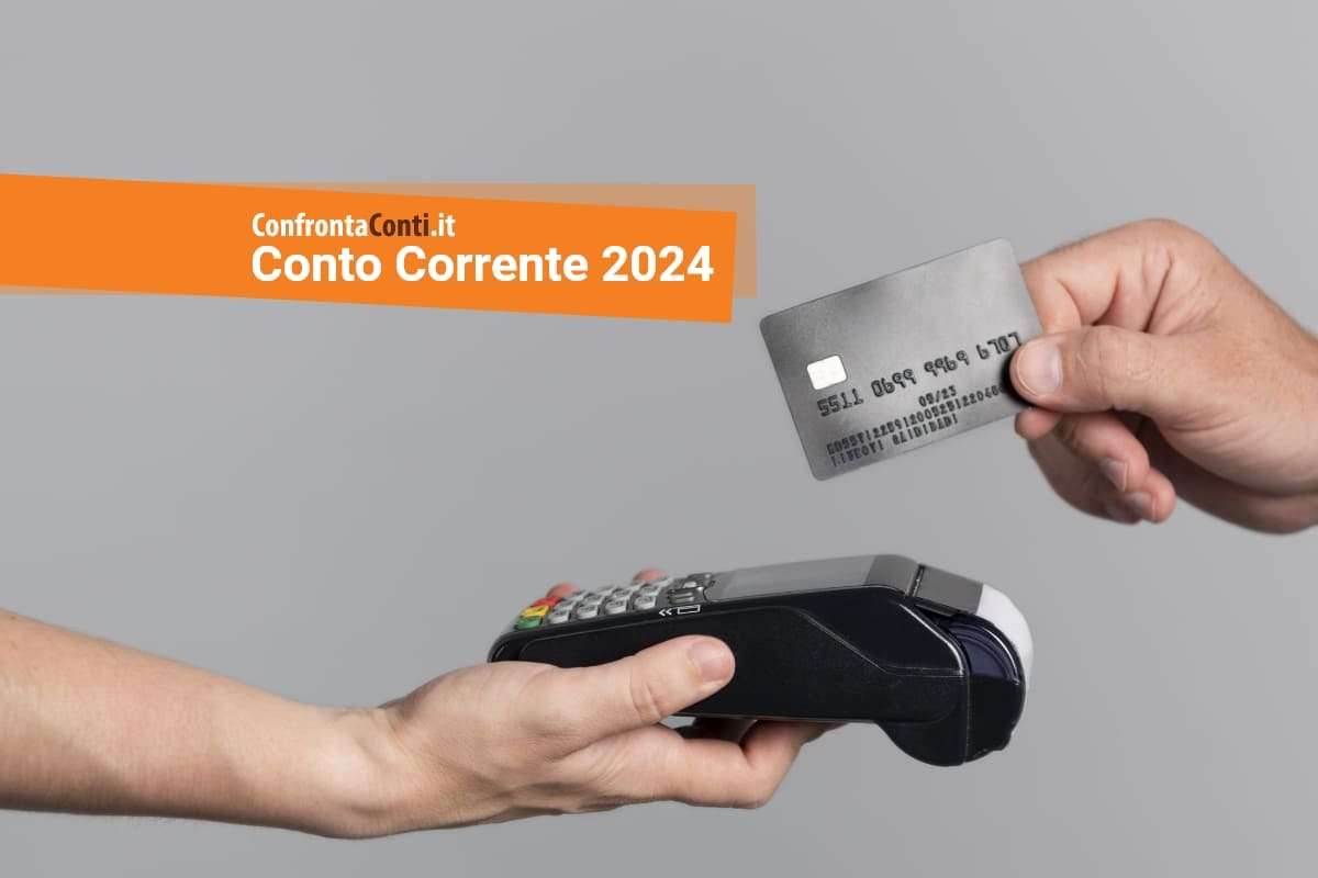 offerte di conto corrente una mano tiene un pos, mentre l'altra una carta