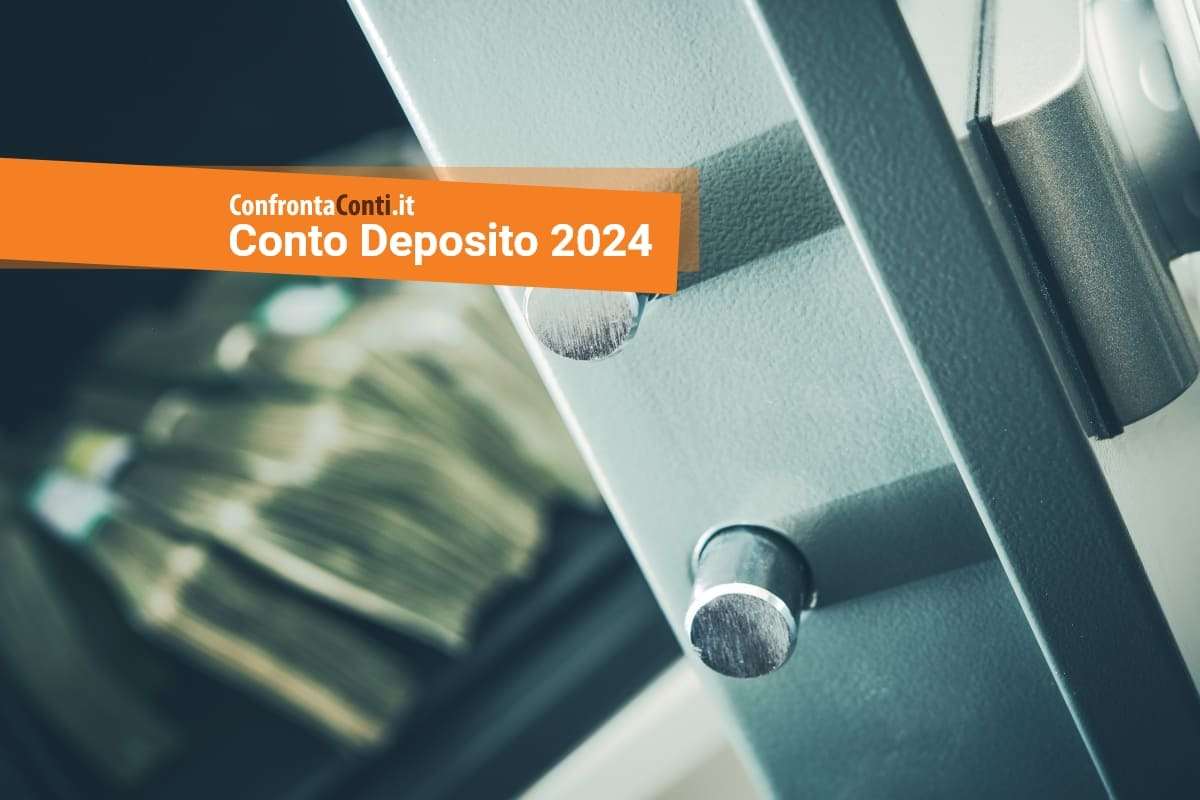 cassaforte aperta con dentro banconote