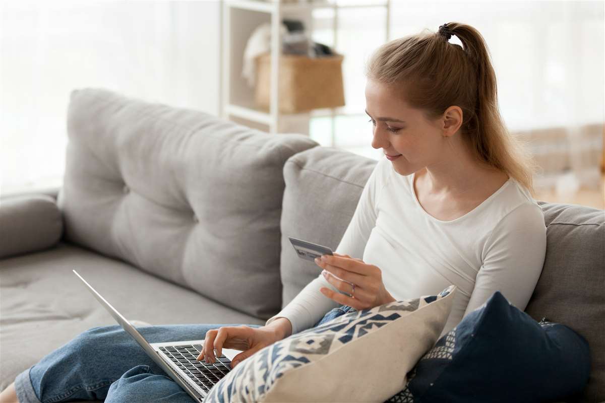 donna usa conto corrente online mentre Ã¨ seduta sul divano di casa