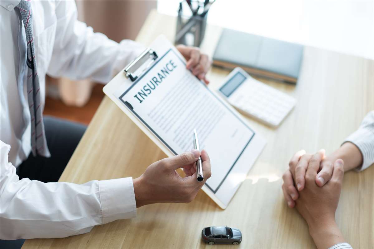 un consulente mostra un contratto di assicurazione
