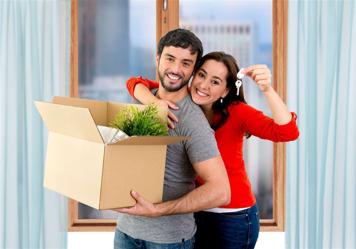 giovane coppia felice per il trasloco in nuovo appartamento