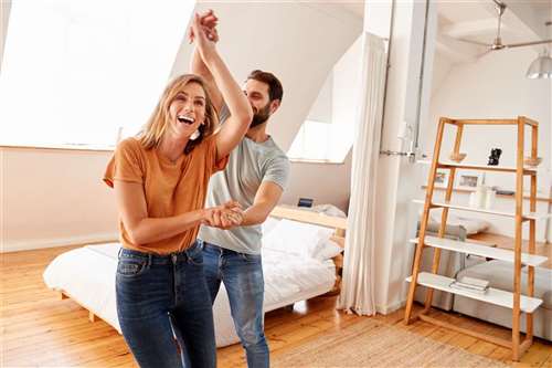 Coppie e single pazzi per il trilocale