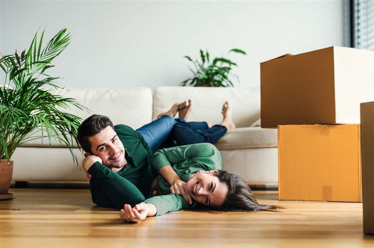 coppia felice con scatoloni nella nuova casa
