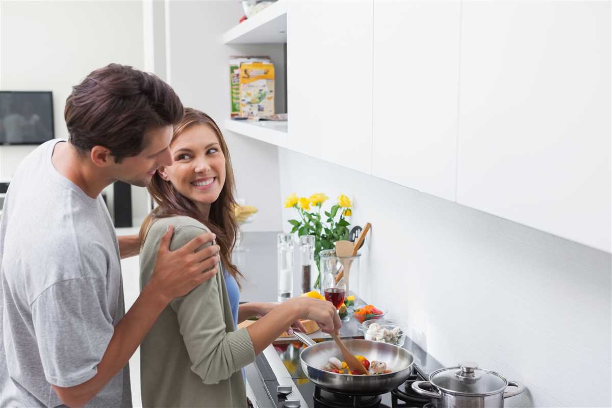 giovane coppia felice in cucina