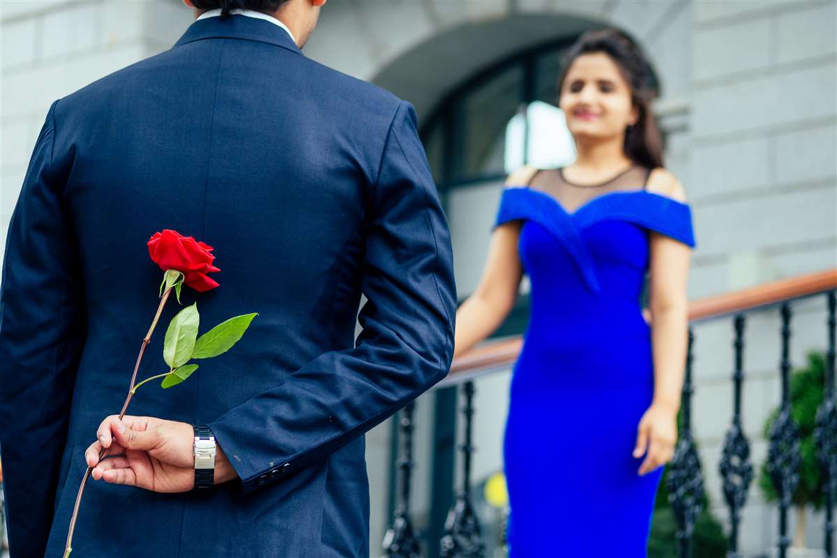 uomo sorprende la fidanzata con una rosa