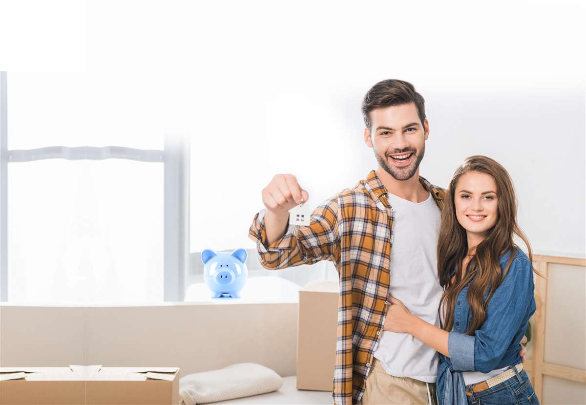 coppia giovane festeggia l'acquisto di casa