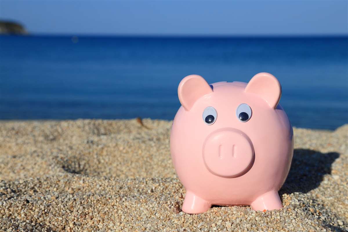 costo servizi balneari salvadanaio su una spiaggia