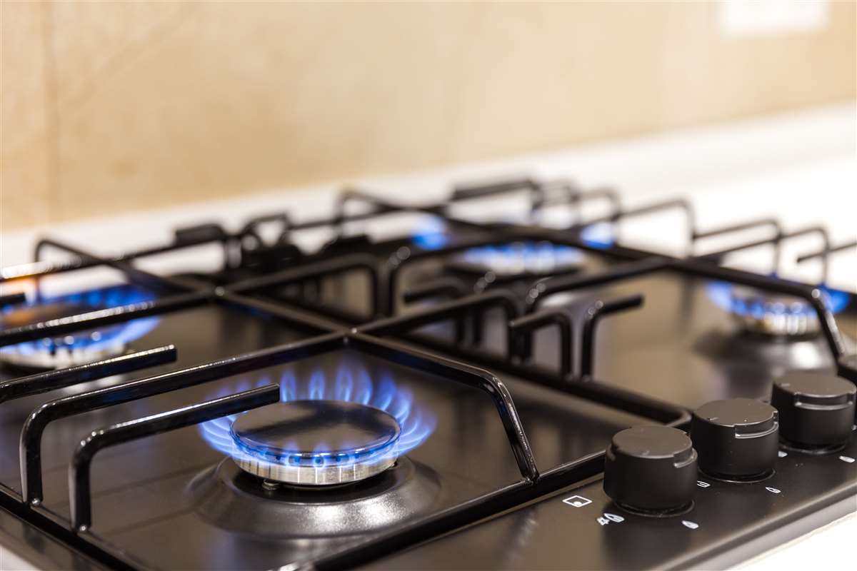 bruciatore a gas su fornello nero moderno