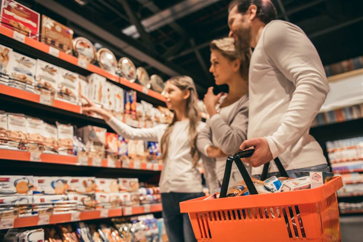 famiglia che fa la spesa al supermercato