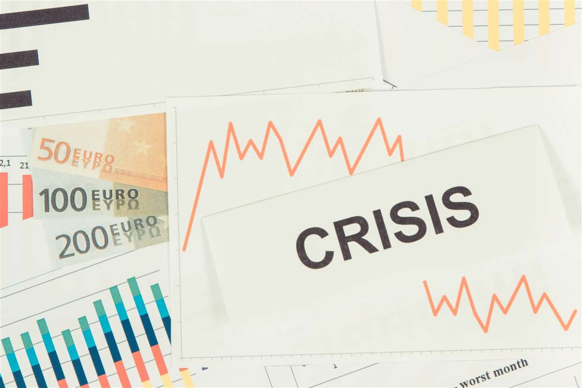 crisi d'impresa banconote e grafici con scritta crisi