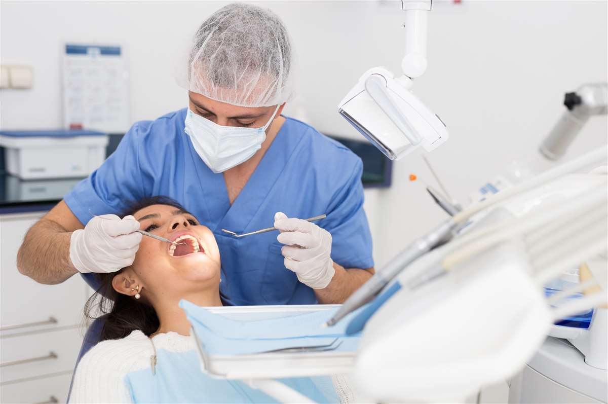persona in trattamento dal dentista
