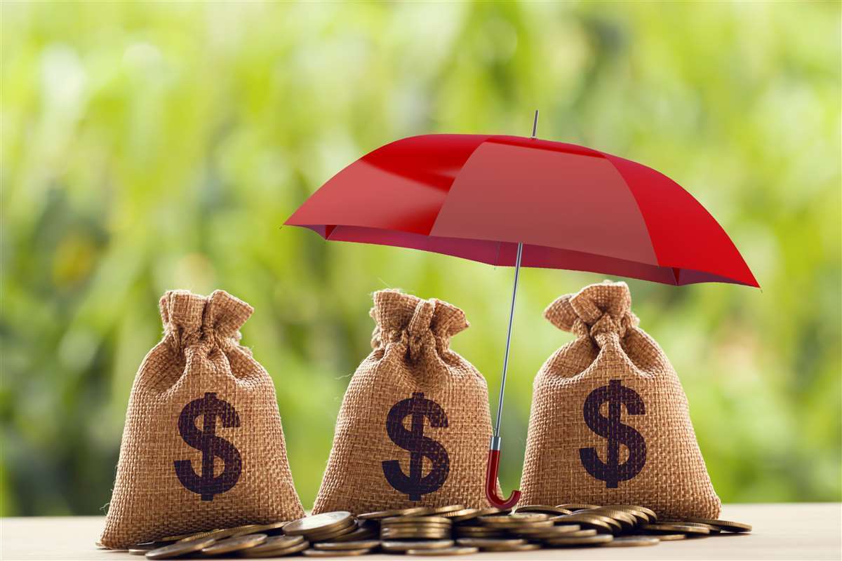 tre sacchi di denaro protetti da un ombrello rosso