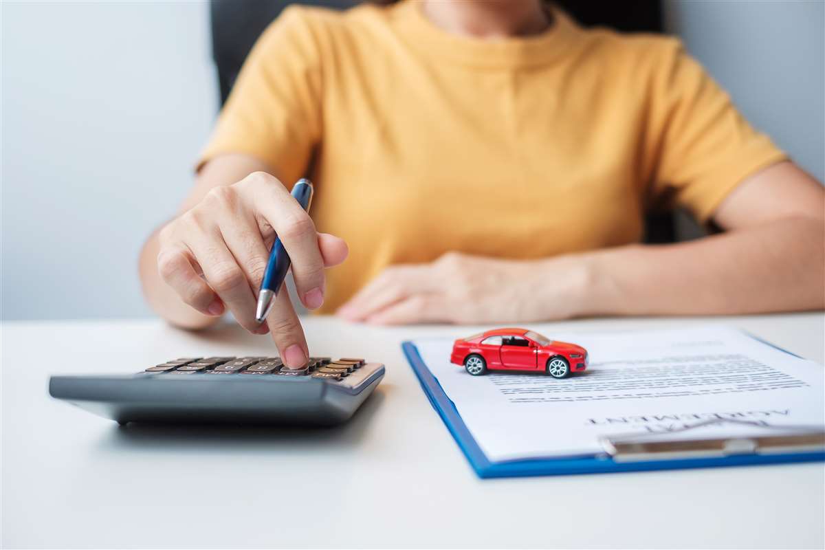 una donna calcola le detrazioni fiscali sull'auto