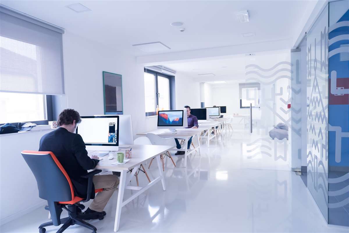 impiegati al lavoro sul computer in ufficio moderno