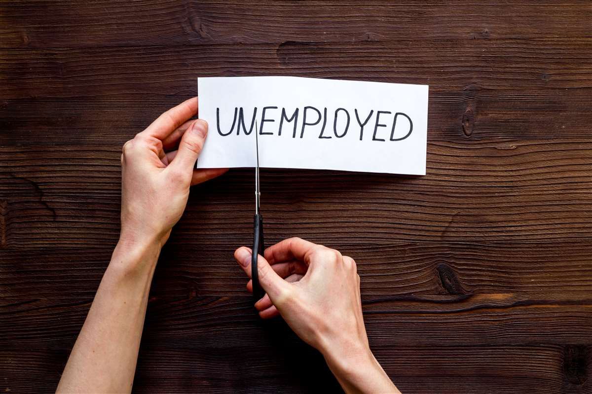 due mani che tagliano il prefisso di unemployed