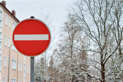 Segnale di divieto di accesso: come riconoscerlo e quale sanzione si rischia?