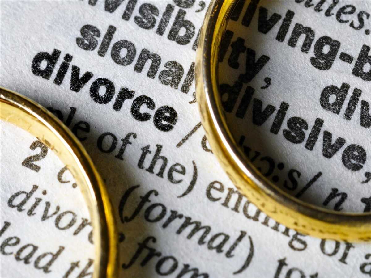 fedi poggiate su atto di divorzio