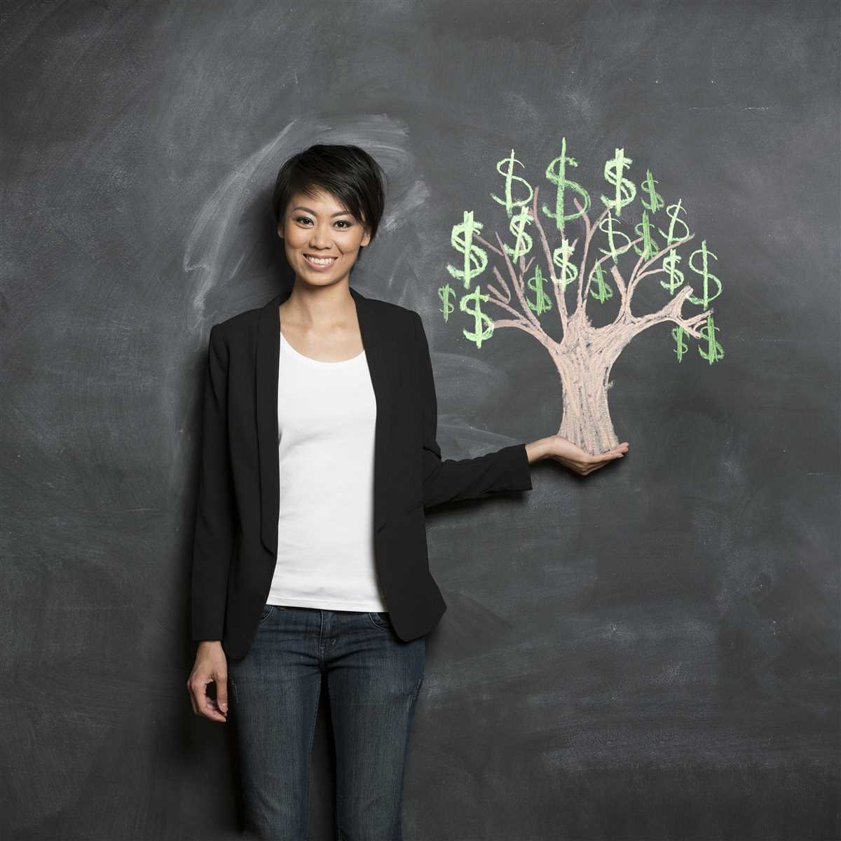 giovane donna felice che regge un albero carico di dollari