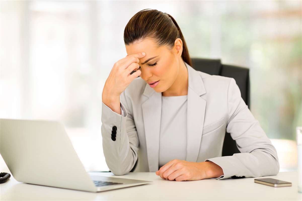business woman davanti a un computer preoccupata che sia infetto