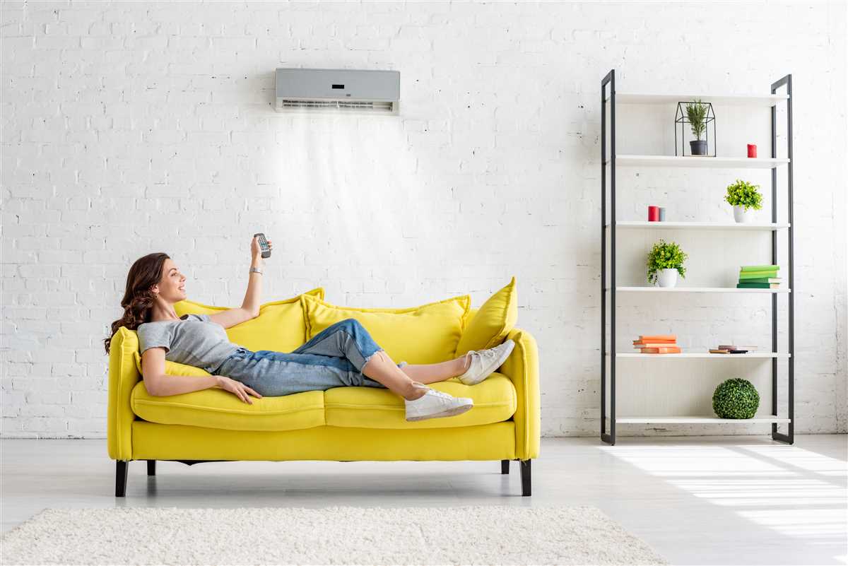giovane donna su divano giallo accende il condizionatore in casa