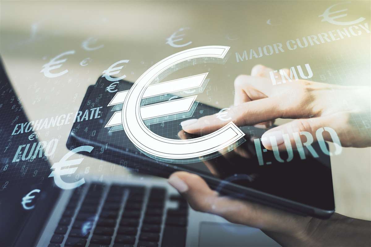 un dito clicca sullo schermo di uno smartphone dal quale escono icone di euro e scritte