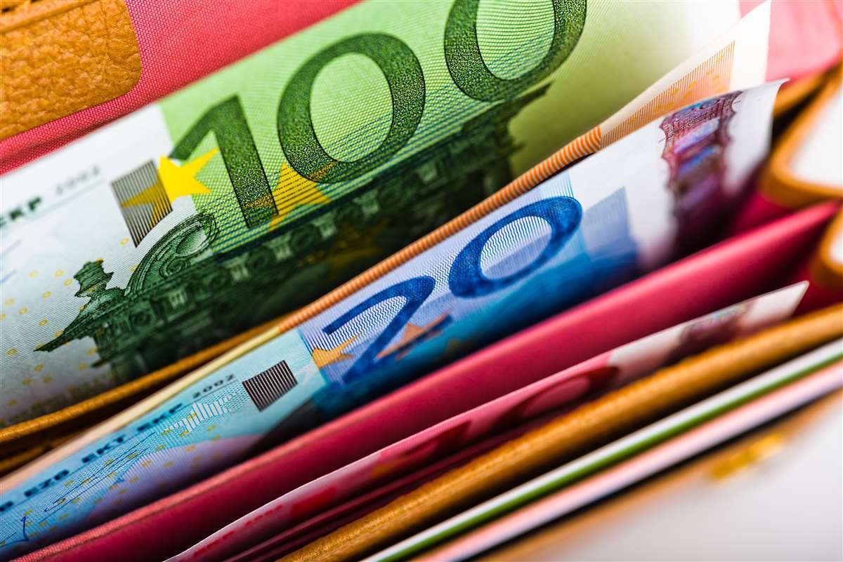 Primo piano di banconote in euro che fuoriescono da un portafoglio