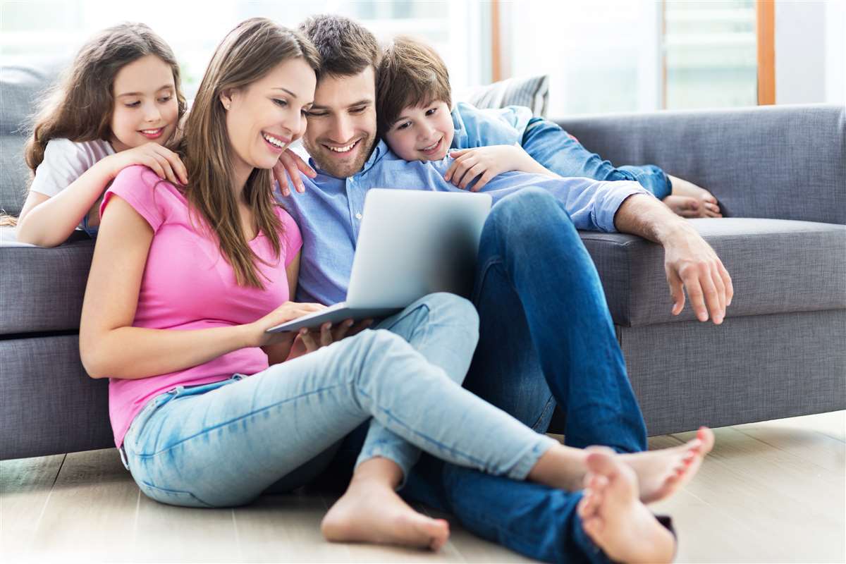 famiglia sorridente guarda film su pc
