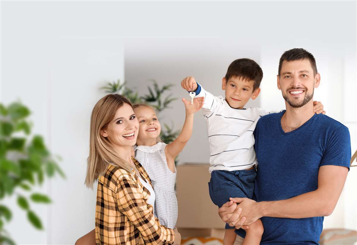 mamma, papÃ  e figli in un appartamento nuovo
