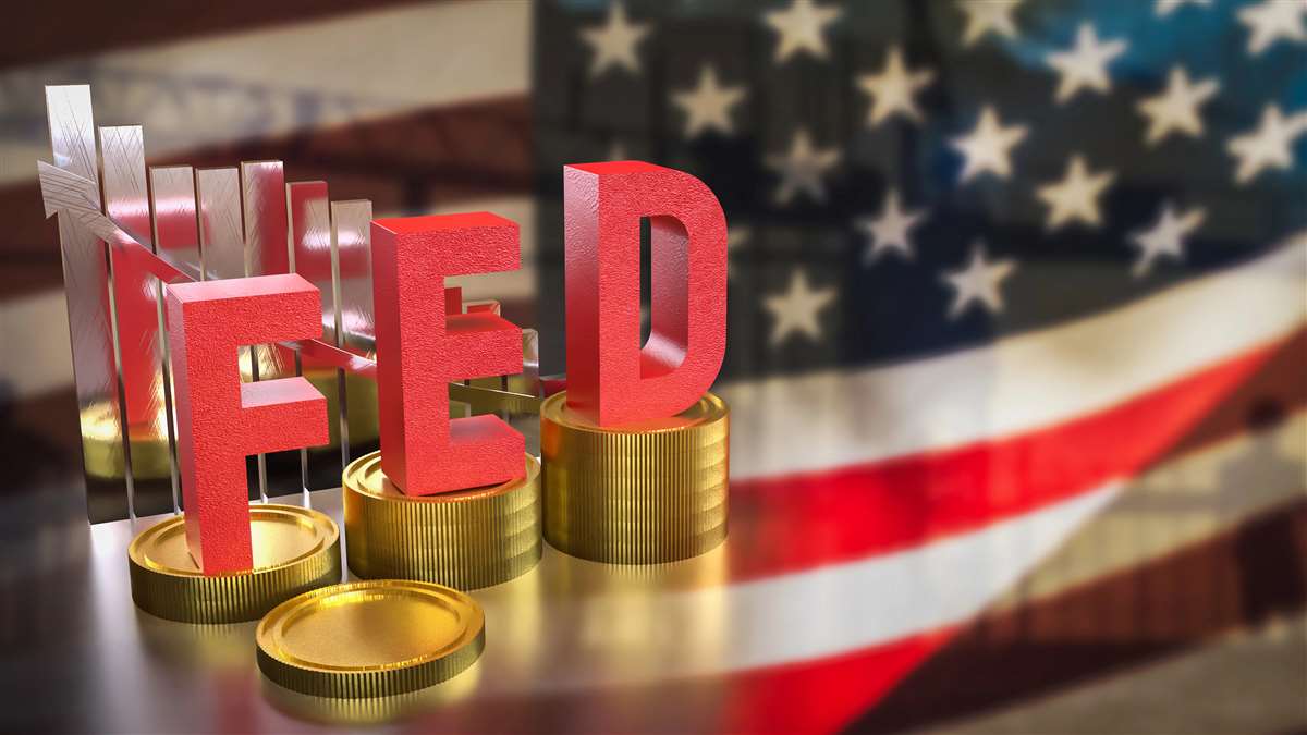 scritta fed in primo piano e bandiera americana sullo sfondo