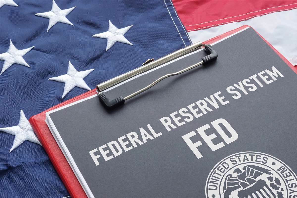 tassi fed foglio scritta federal reserve system sopra a una bandiera americana