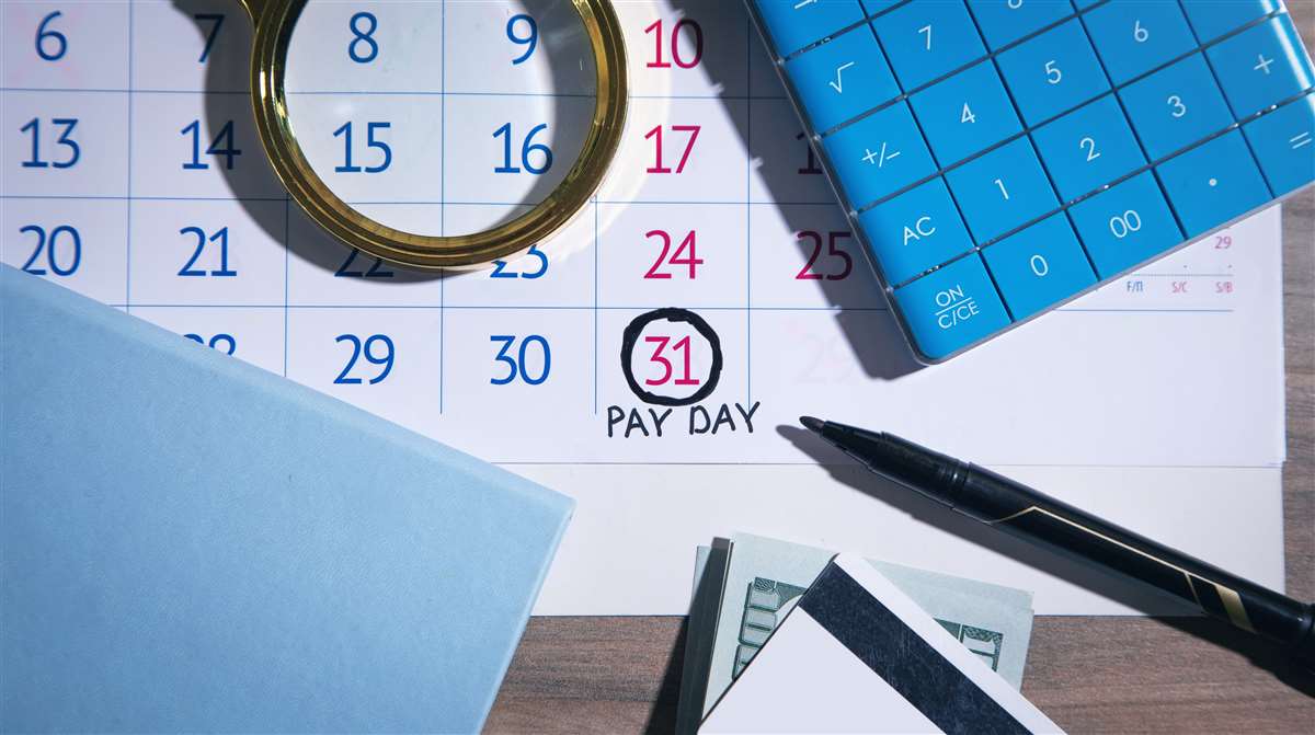 definizione di finanziamento rateale un calendario con una calcolatrice e una penna