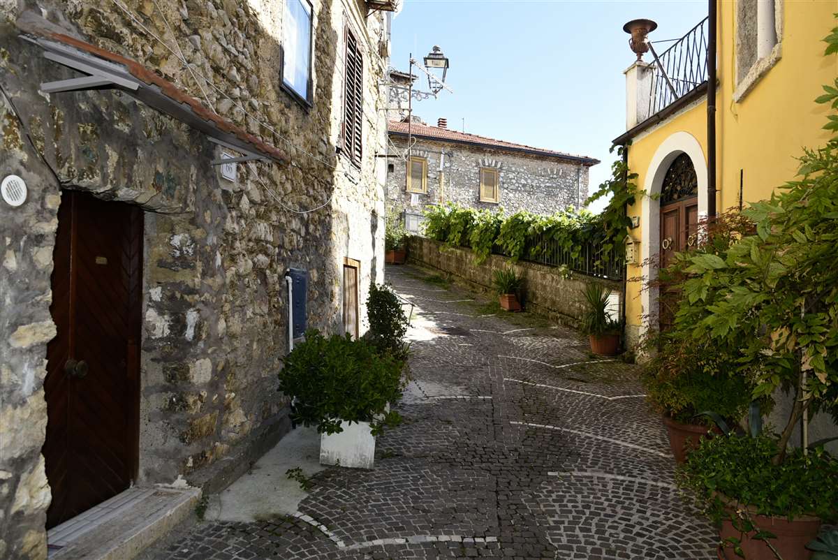 città di fiuggi, paesaggio rappresentazione di uno scorcio della città di Fiuggi, in ciociaria